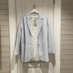 KAVAJ - Säljer min oversize kavaj från hm. Använd en gång, prislapp är kvar. Finns inga tecken på användning 