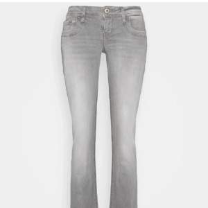 Säljer dessa grå lågmidjade Ltb jeans i modellen Valerie! Storlek 25/34, Helt slutsålda och väldigt populära. Skicket är jättebra! 