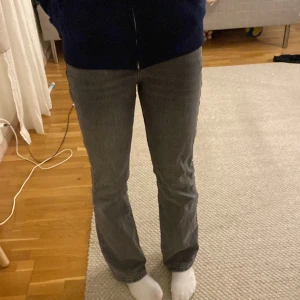 Jeans från Gina  - Storlek:32  säljer för 200kr Är för små för mig så det är därför jag säljer de. De är i bra skick lite slita nertill men syns absolut inte,skriv för mer information 