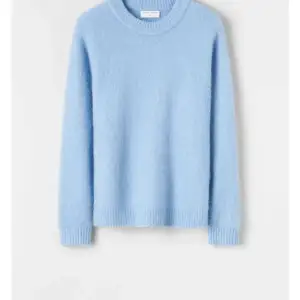 En jättefin ljusblå stickad tröja från tiger of sweden i alpaca/wool blend. Köpt förra året men knappt använd. Säljer då den inte kommer till användning. Köpt för 2300kr. Såljwr för 999kr men pris kan diskuteras vid snabb affär.