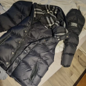 burberry jacka - säljer denna fina jackan jag köpt för 1-2 månader sen men tyckte inte om hur den såg ut på mig så tänkte någon annan kan få ha nytta av den! priset är inte hugget i sten så kom med förslag! tar åven byten