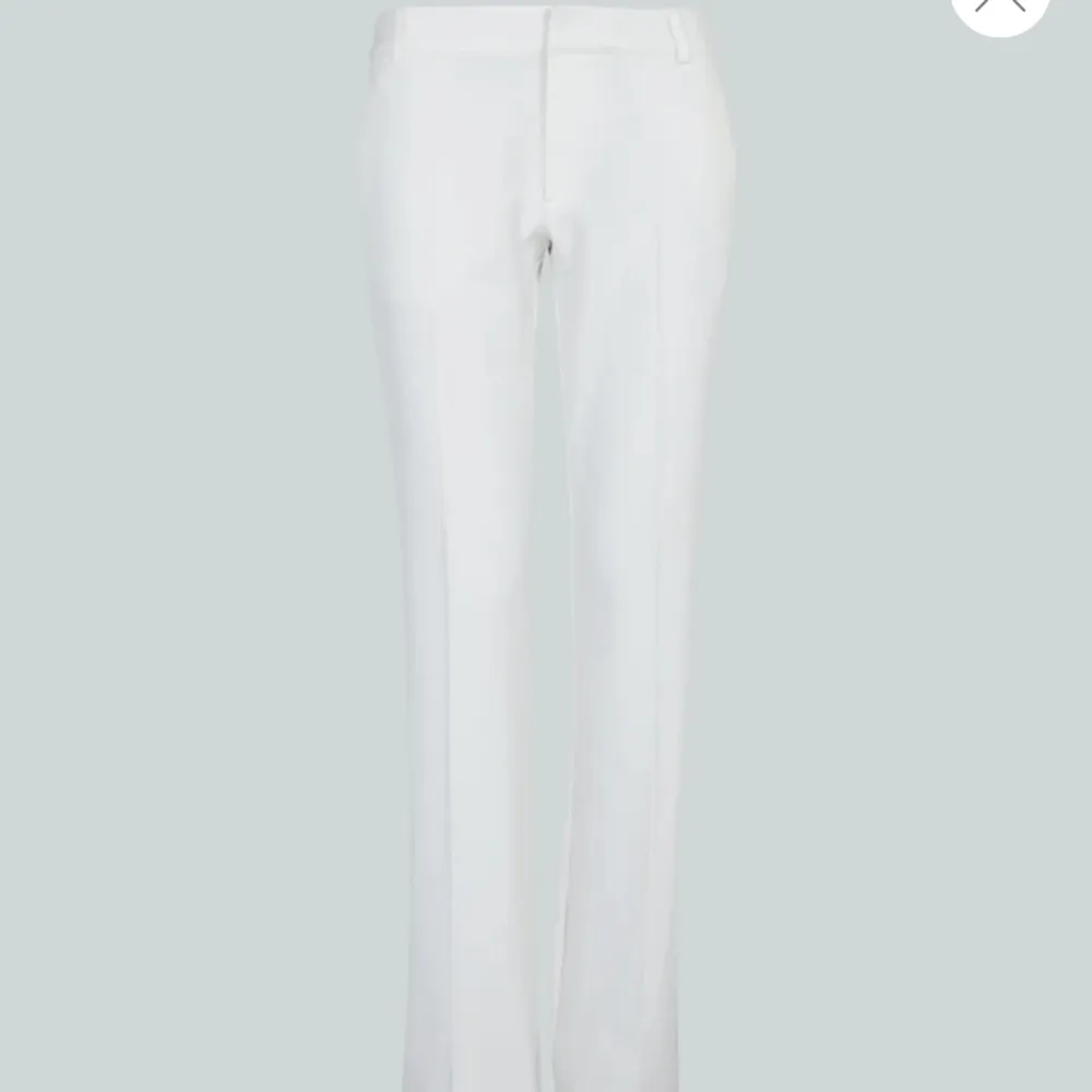 Säljer även dom i vit fast dessa är i strl 36 kommit till användning ett par gånger . Jeans & Byxor.