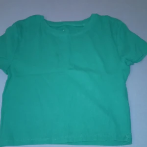 Tröja - Säljer liladana i andra färger💕 har 2 typ missfärgningar men tror nästan det går bort, inte säkert. Jag såg de själv inte förrän jag tog bild då de syns bättre på bild