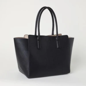 Väska - Använd fåtal gånger, så i gott skick🤍Väldigt rymlig väska, så passar perfekt till skolan! skickar gärna fler bilder om någon skulle vilja ha!