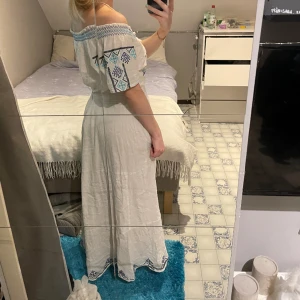 Söt klänning - Söt klänning till sommaren eller våren, storlek S men väldigt stretchig så skulle säga att den även passar en M, köpt här på Plick men aldrig använd av mig då den är lite stor på mig. Jag är 160 cm