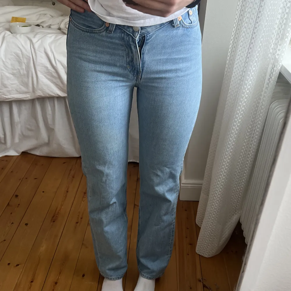 Säljer mina oanvända weekday jeans i storlek 26! . Jeans & Byxor.