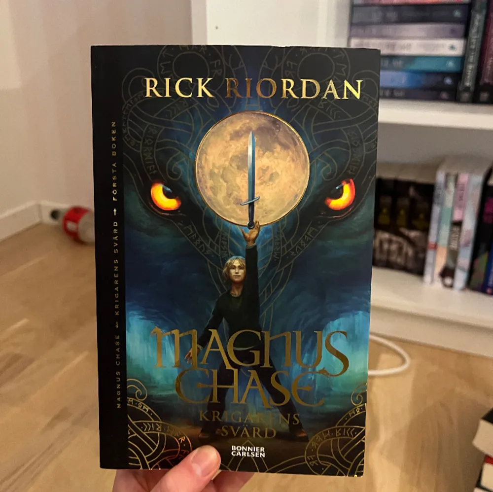 Magnus chase bok för 50kr. På svenska. . Övrigt.