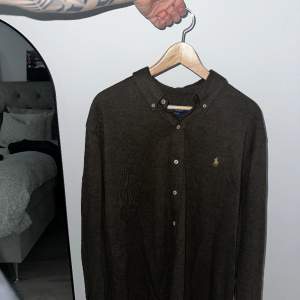 Helt oanvänd Ralph Lauren skjorta i storlek XL men passar även L.  Ordinarie pris/ köpt för: 2000kr Säljer för 700kr vid snabb affär.