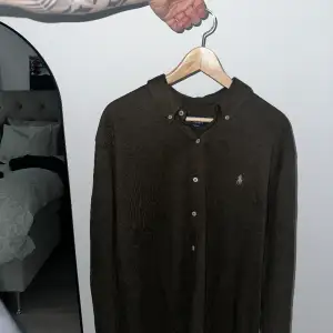 Helt oanvänd Ralph Lauren skjorta i storlek XL men passar även L.  Ordinarie pris/ köpt för: 2000kr Säljer för 700kr vid snabb affär.