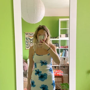 Hawaii klänning - Säljer denna super gulliga klänning då den tyvärr inte kommer till användning. Som ny och perfekt till sommaren💕