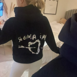 Mira Paris hoodie  - Mörkblå hoodie ifrån Mira Paris, superfint skick inga defekter. Har dragit ut snörena🫶🏻 nypris 1200 