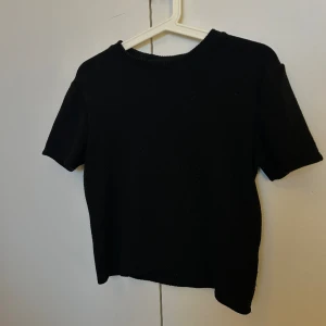 Stickad tshirt zara - Stickad tshirt från zara. Normalt nopprig men fint skick. 