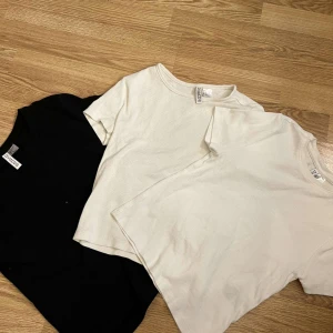 T-shirt Kit - - säljer dessa tröja för dom använts inte längre - säljer i kit men kan sälja separat - dom vita är ribbade - använda - bra skick - stl S -