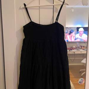 En svart sommar klänning från zara som är perfekt för stranden🩷🩷