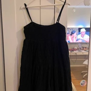 Zara sommar klänning  - En svart sommar klänning från zara som är perfekt för stranden🩷🩷