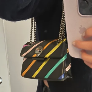 Kurt Geiger väska  - Supersöt väska som knappt är använd. Den är relativt rymlig, jag får plats med mobil, nycklar, korthållare och smink och en liten hårborste. Köpte för 1200.