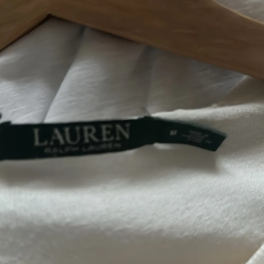 Lauren vit kofta med gulknappar Inga fläckar, väl omhändertagen med litet hål, därav priset!. Tröjor & Koftor.