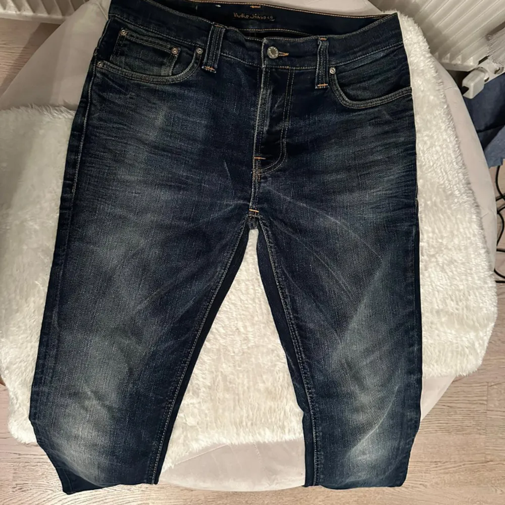 Ett par feta nudie jeans som är helt fläckfria. Skick:9/10  Storlek är W32 L32  Färg Ljusblå/mörkblå Nästan helt nya. Ny pris 1600kr. Jeans & Byxor.