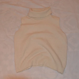 Stickat pololinne  - 🍒⚡️Stickat pololinne från märket Stockh-lm⚡️🍒 Fint skick, smått nopprigt