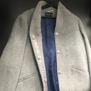 En grå lång kappa från STOCKH LM i storleken 38💗 använd men i bra skick, köparen står för frakten