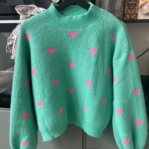 Stickad tröja  - Stickad tröja, storlek S  🩷💚