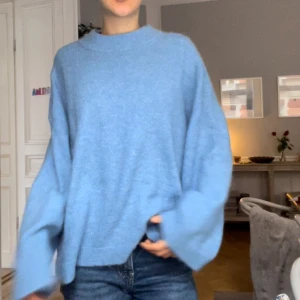 blå stickad tröja  - gina tricot, HELT oanvänd !!!