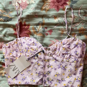 Rosa linne från Zara storlek XS - Jag säljer mitt linne som tyvärr var för litet för mig, ordinarie pris är 299 kr men jag säljer det för 150 kr! Aldrig använt, nyskick, står ej för frakt!  