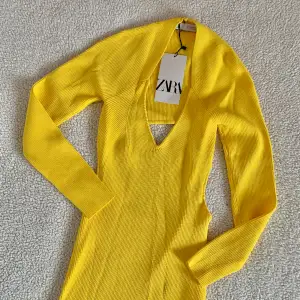 Otroligt snygg ribbstickad gul klänning från ZARA med cut-out / öppen rygg. Storlek M MEN skulle säga att den är som en S. Ny med tags kvar, utan anmärkningar.