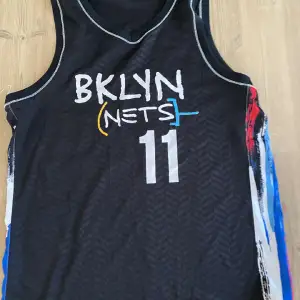 Säljer min Irving tröja från laget Brooklyns nets. Skicket är 10/10 då den inte är använd. Skriv för fler frågor 
