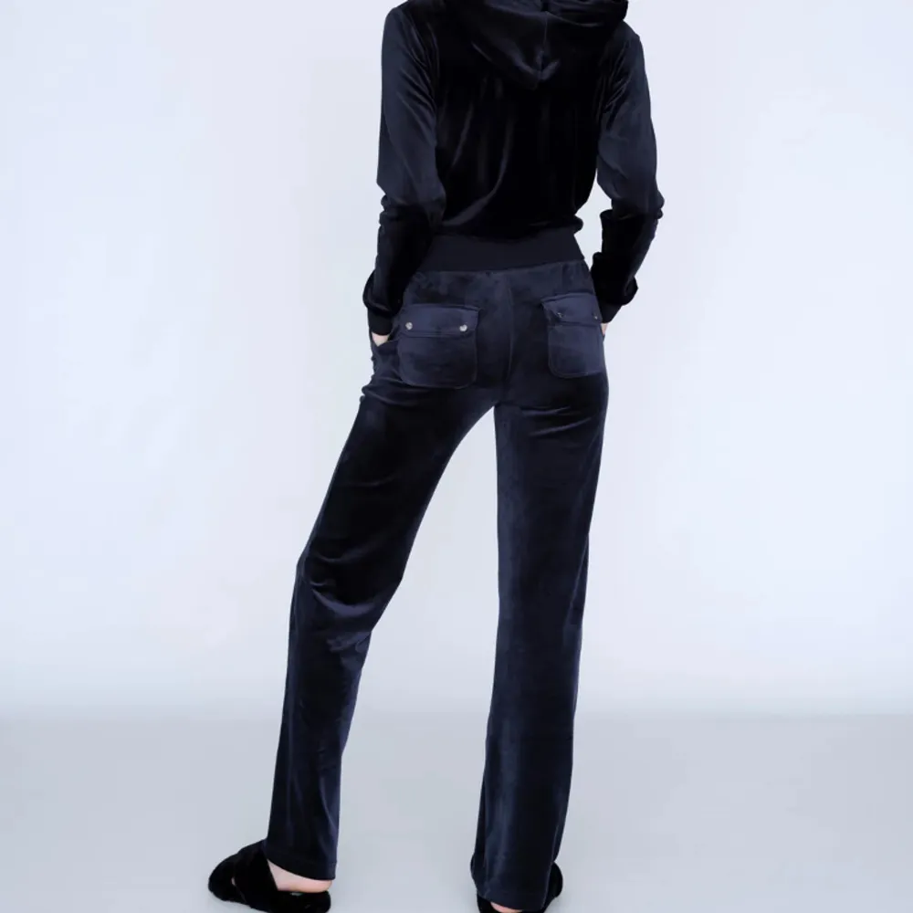 Säljer mina Juicy Couture byxor för att jag inte använder dem längre💘 Dom är mörkblå och är i bra skick💖 Hör gärna av för fler bilder🫶🏼. Jeans & Byxor.