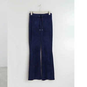 Gina Tricot velour byxa blå - Mörk blå velour byxa från Gina Tricot. Storlek XXS. Säljs pga ingen användning. Utan snöre. Vid intresse eller bilder hör av dig💗