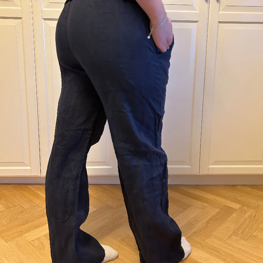 Linnebyxor köpta i Frankrike  Storlek onesize, passar doch som stor S/ M (36-40)  Använda enstaka gånger, nyskick  Köpta för 800. Jeans & Byxor.