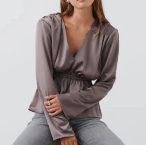 Blus - Säljer mina fina fina satin blus  då den är lite för stor för mig. Slutsåld typ överallt 