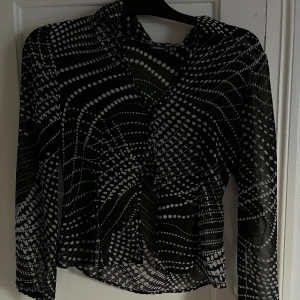 Blus/kofta - Blus med knappar och knyte vid armarna