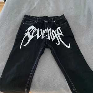 Revenge jeans  - Tyvärr lite sönder vid bakfickan. Knappt så man märker det. Storlek L.