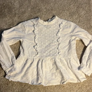 Vit blus - Vit söt blus med fina detaljer!