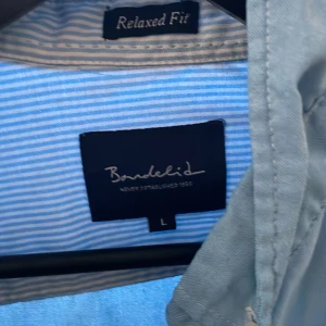 Bundelid skjorta  - Denna är använd fåtal gånger i sommras och storleken är L men inte jättebred men jättelång passar M/L jag är 171cm och väger 75kg 