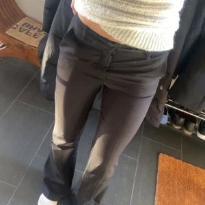 Kostymbyxor bikbok - Säljer dessa supersnygga kostymbyxor ifrån bikbok i modellen Vilma, storlek 36🤍✨. Köpta för 500 och är i nyskick! Midjemått 80cm och innerbenslängd 81cm.