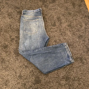 Blåa Weekday jeans - 32/32, Galaxy Loose Straight Jeans, väldigt bra skick, inga defekter alls!
