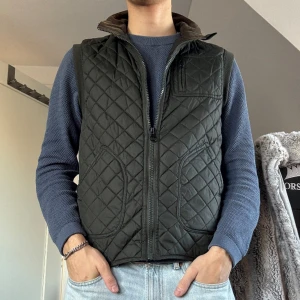 Grisch väst - Grisch väst i väldigt bra skick!  Storlek framgår ej, men uppskattad är L!  Modellen är 185 väger 72kg! 