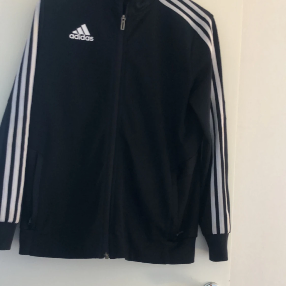 Säljer denna Adidas koftan, använd några gånger 