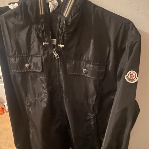 Moncler jacka - En moncler jacka med luva som är vatten tålig samt vind. Det är storlek 2 alltså m men passar även mig som har S. Vill bli av med den så snabbt som möjligt så jag kan gå ner pris vid Snabbaffär. Dock är den ny med inga defekter, frågor i dm tveka it!