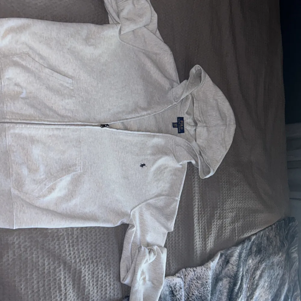 En skön snygg zip tröja för ett billigt pris som inte används så mycker. Tröjor & Koftor.