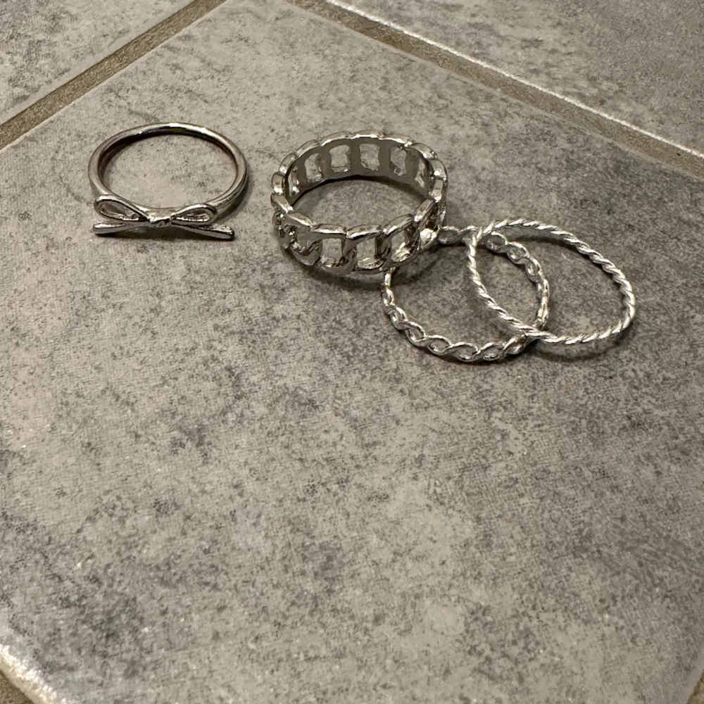 Lite olika ringar från Gina och HM, inte äkta silver men snygga ändå! Inte missfärgade, aldrig använda. Storlek S! (Skickas som brev)  10kr/st. Accessoarer.