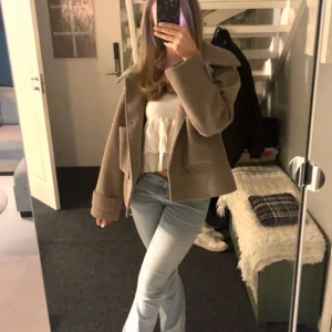 beige kappa - säljer min as snygga kappa från kappahl då ja har väldigt många andra! köpte den i oktober och är inte använd många gånger, väldigt bra skick💕köpt för 900kr, mitt pris 550! kan diskuteras🩷 ifall ni har frågor eller vill ha fler bilder så skriv!💞