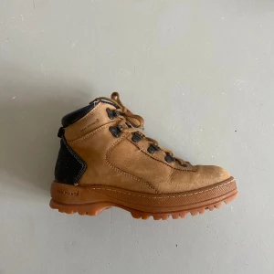 Vandringskängor  - Kängor i mocka. Bra för vandring eller vinterväder. 