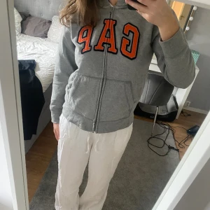 Gap - Zip hoodie från GAP, egentligen för barn men sitter okej på mig som är 168 och brukar ha storlek S, något tajt än önskat kanske