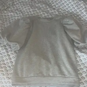 Kortärmad tjocktröja i beige färg och glittrig!, finaste tröjan jag har men kommer aldrig till användning! Nyskick aldrig använd(tror den inte går att köpa längre!)!!!Itressekoll!!