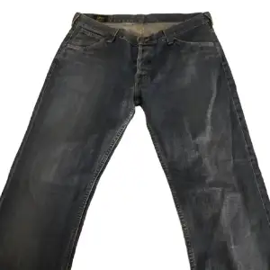 Väldigt baggy jeans, ungefär storlek m men det kan variera, skulle säga att dom är ungefär M/L