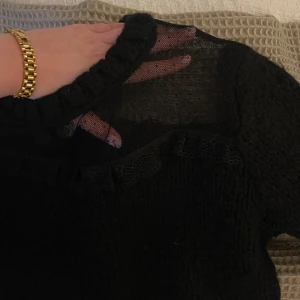 Stickad tröja - OBS i ryggen har den två knappar, varav ena fästet lossnat. Men det går enkelt att sy fast den igen. Jag kan självfallet fixa det innan jag postar den om köparen vill🩵